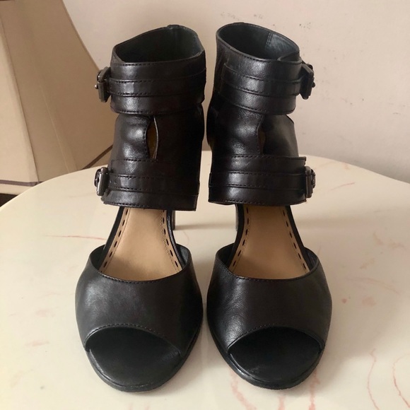 Woman’s Coach Black Leather Heeled Sandals Size 9